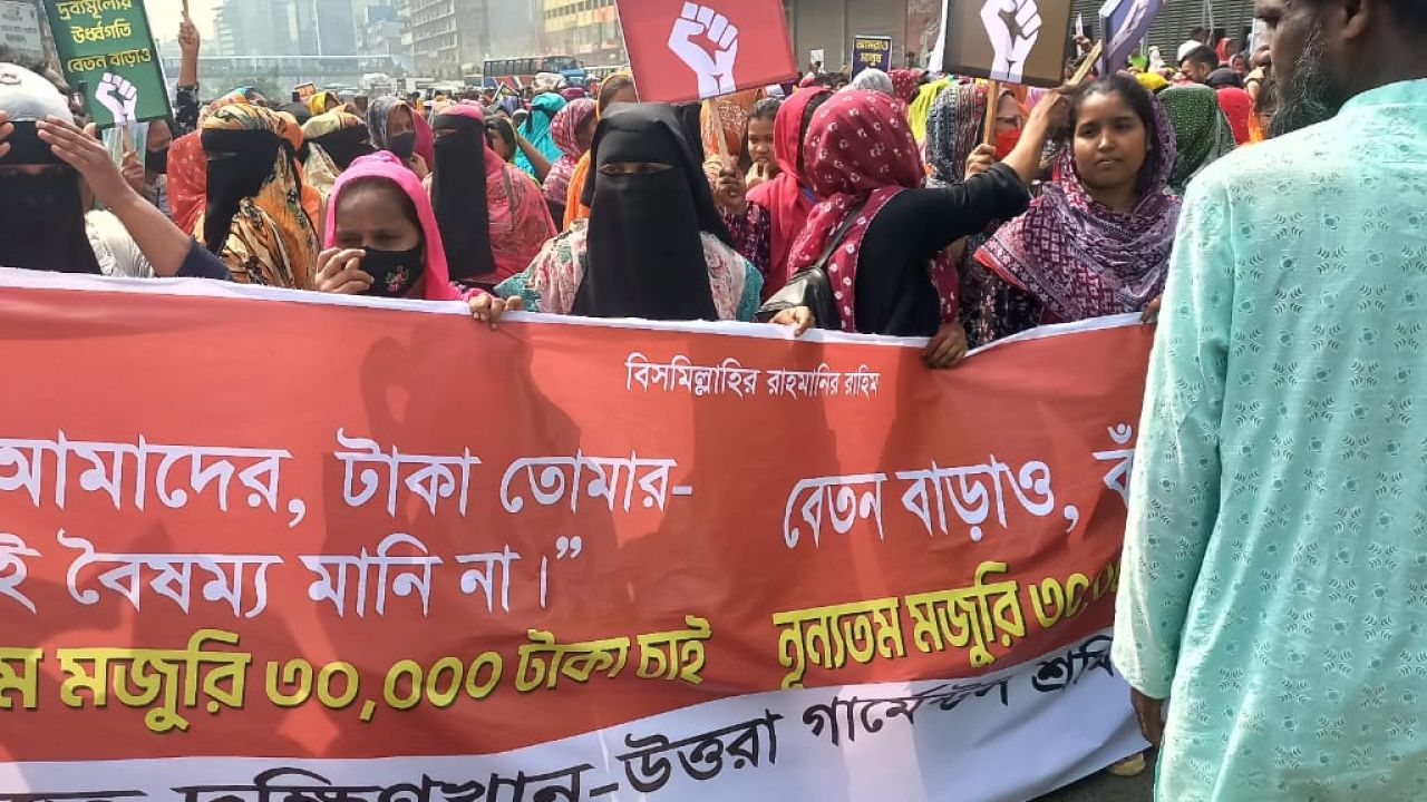 উত্তরার আজমপুরে ৩০ হাজার টাকা ন্যূনতম বেতনের দাবিতে গার্মেন্টস শ্রমিকদের বিক্ষোভ, সড়কে যান চলাচল বন্ধ