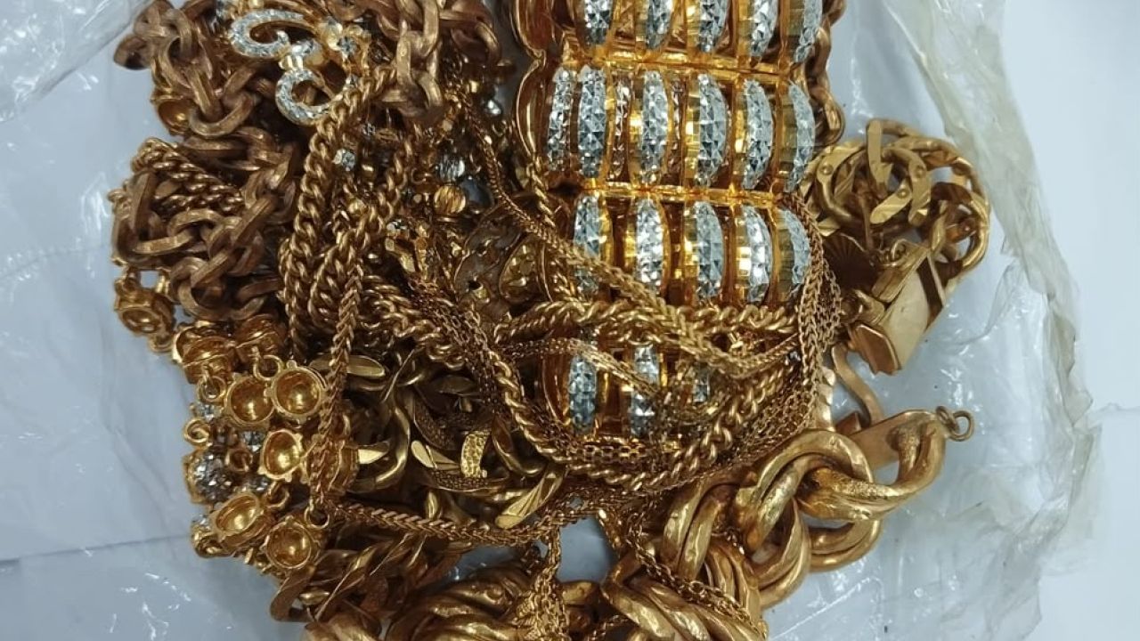 ঢাকা ও চট্টগ্রাম বিমানবন্দরে ৭৩৩ গ্রাম স্বর্ণ ও আইফোন আটক, মূল্য প্রায় ১ কোটি ৪০ লাখ টাকা