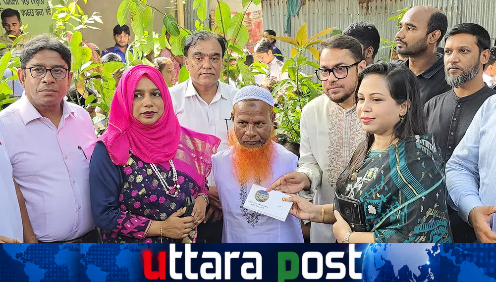 প্রধানমন্ত্রীর নির্দেশে হাতবিহীন শিক্ষক দুখু মিয়ার পাশে জেলা প্রশাসন