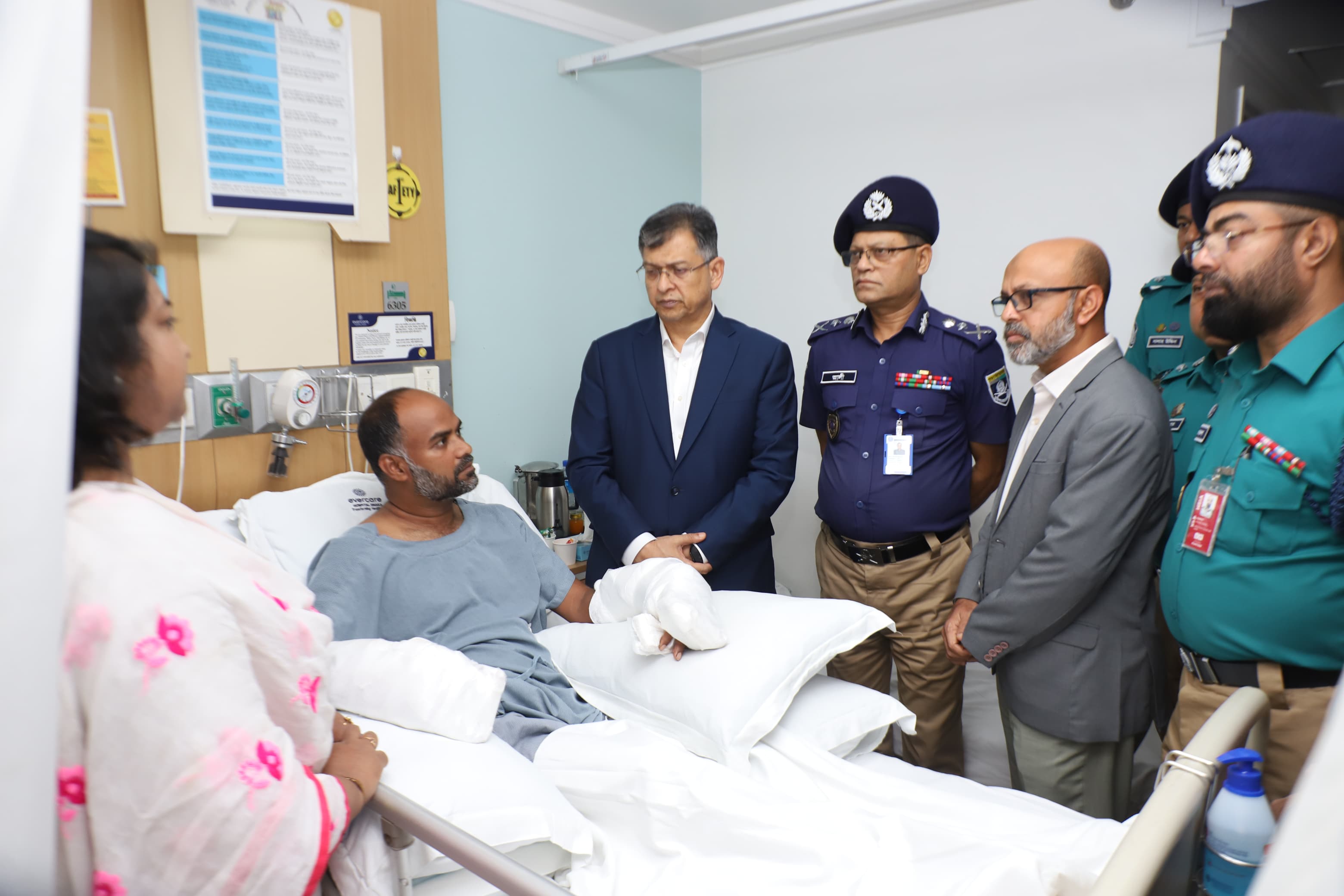 আহত পুলিশ পরিদর্শককে হাসপাতালে দেখতে গেলেন স্বরাষ্ট্রমন্ত্রী