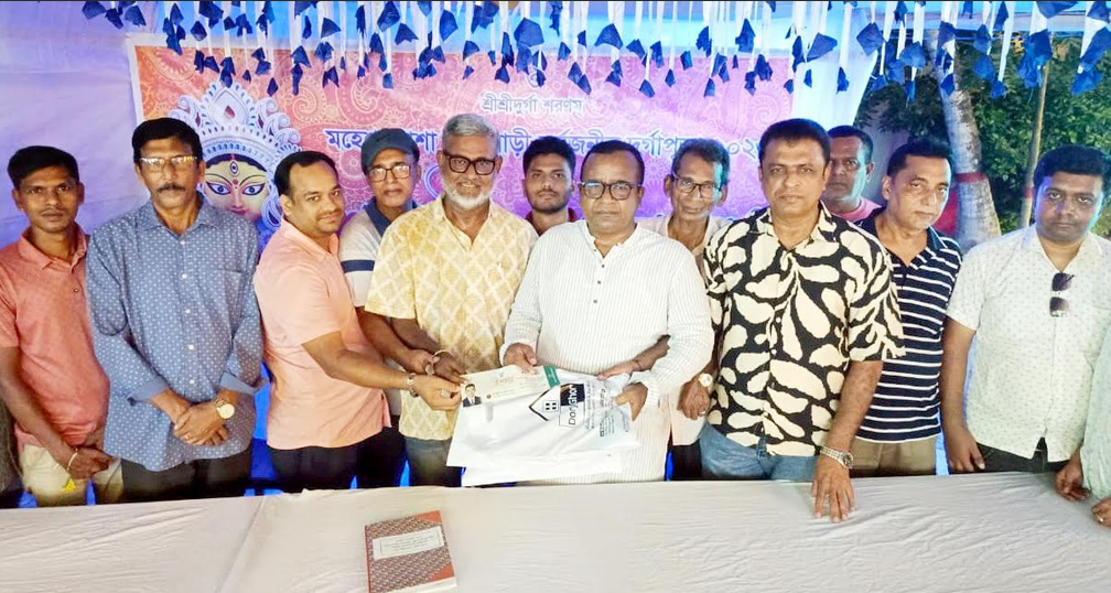 দুর্গাপূজায় মণ্ডপে আর্থিক অনুদান ও উপহার দিলেন হুইপ বকুল