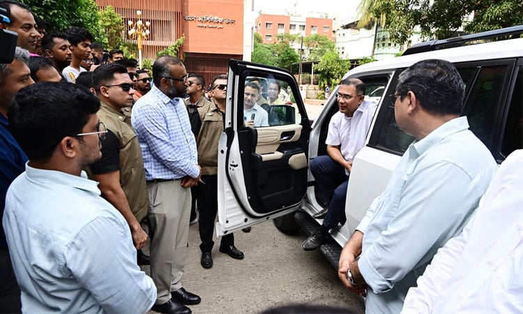 আজিমপুর কোয়ার্টারের অবস্থা দেখে ক্ষুব্ধ প্রধানমন্ত্রী