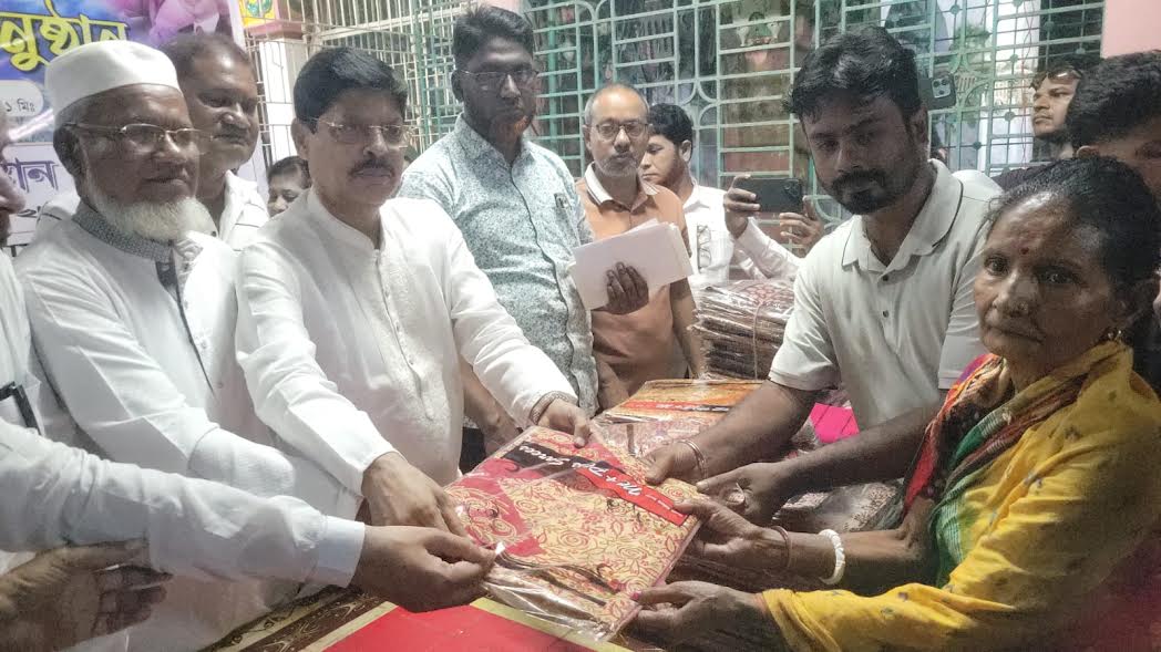 শেরপুরে পূজায় দুস্থদের মাঝে শাড়ি ও নগদ অর্থ বিতরণ