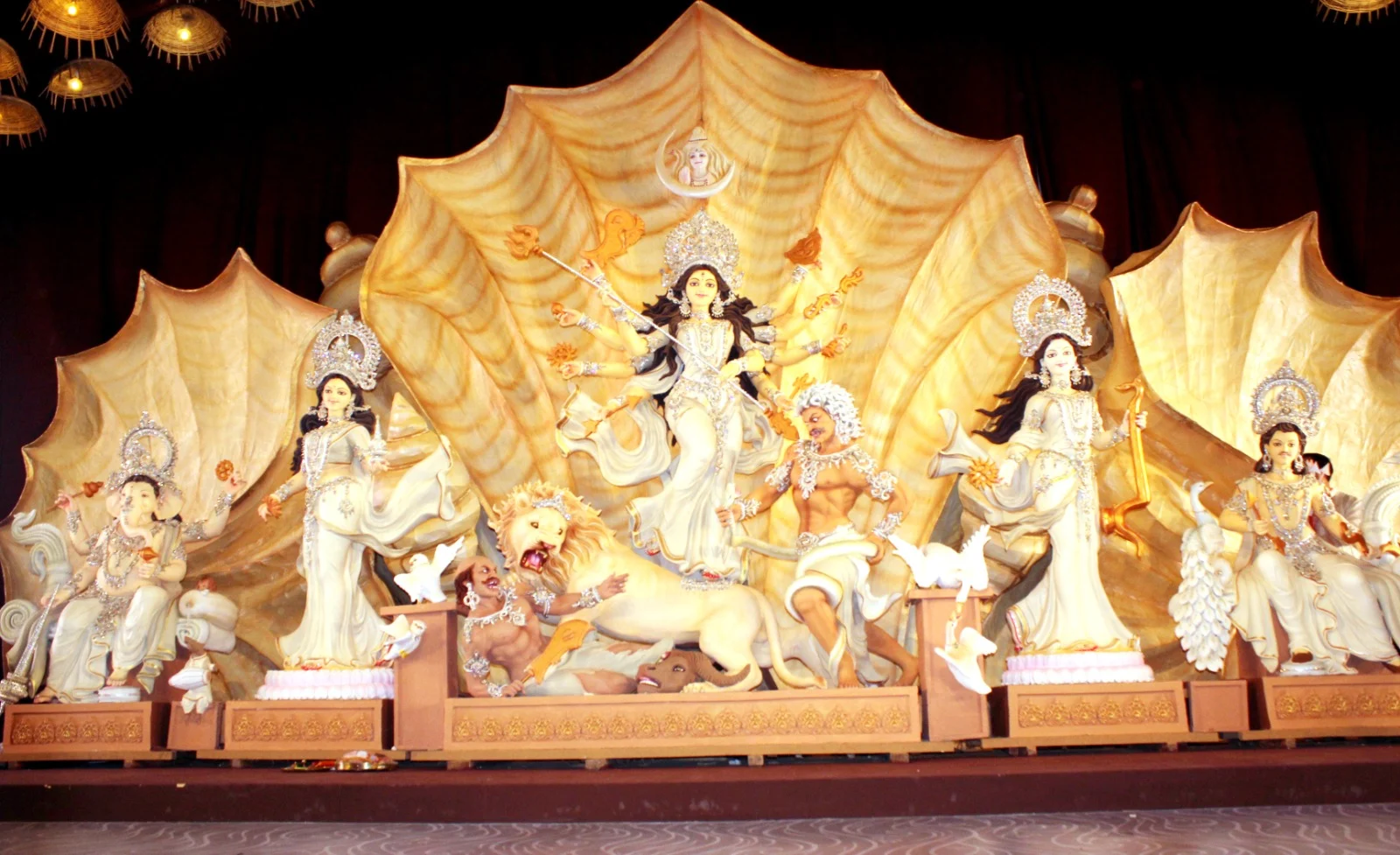 মহানবমী কাল, মণ্ডপে মণ্ডপে চলছে দুর্গোৎসব