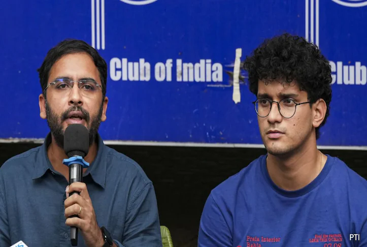 ককরোচ জনতা পার্টির দুই নেতার আটকাদেশ বৃদ্ধি